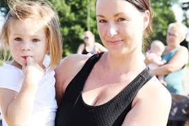 De går för att stödja cancerforskning