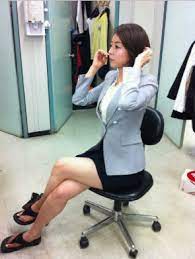 공개된 사진 속 배현진 아나운서는 버건디 빛 정장. êµ­ë¯¼ì•„ë‚˜ìš´ì„œ ë°°í˜„ì§„ ë‹¤ë¦¬ ì •ì¹˜ ì‹œì‚¬ ì¼ë² ì €ìž¥ì†Œ