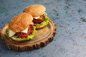 Baixe Deliciosos Hamburgueres Caseiros Frescos Na Mesa Gratuitamente En 2020 Cuisine Gastronomique Hamburgers Delicieux