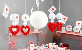 Dressez une belle table ou un joli buffet de fête pour les anniversaires et découvrez toutes les décorations qui vous aideront à réaliser un ensemble réussi. Decoration Sur Le Theme Saint Valentin En Rouge Et Blanc Jaune Articles De Fete Decoration Mariage Deco De Table Anniversaire