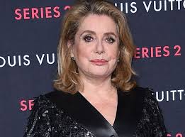 Darius rochebin, né darius khoshbin à genève le 25 décembre 1966, est un journaliste suisse d'origine suisse et iranienne. Insupportable Vraiment Odieuse Les Propos Cashs Ce Celebre Journaliste Sur Catherine Deneuve Catherine Deneuve Deneuve Celebrations