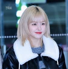 Lily Morrow's Instagram, Twitter & Facebook