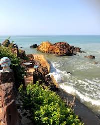Découvrez Toubab Dialaw 🌄🏖️🐚 le joyau caché du Sénégal, situé à seulement 50 km de Dakar. Ce village enchanteur offre des plages dorées, des falaises impressionnantes et une ambiance artistique unique. Parfait