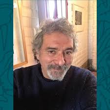 Ramón Vera-Herrera es un caminante, viajero, editor que está en búsqueda de  ser narrador y armar el sentido de lo que vivimos mutuamente. Busca ayudar  a fomentar la creatividad colectiva y que