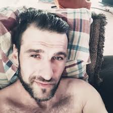 Ici, le rappeur originaire d'Hochelaga-Maisonneuve revisite le refrain d'un  classique du rap queb paru au début des années 2000.