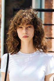 Curly Bangs Unabhangig Von Ihrer Haarlange Ist Pony Eine Einfache Moglichkeit Bangs Curly E Lockige Haare Haarlange Frisuren Fur Dunne Lockige Haare