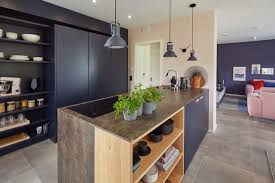 Ein esszimmer ist ein vielseitiger ort, der häufig ins wohnzimmer übergeht und auch optisch mit anderen räumen mithalten soll. Grifflose Kuche Mit Direktem Ubergang Zu Wohn Und Esszimmer Modern Kuche Sonstige Von Viebrockhaus