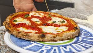 Caratteristiche, riconoscimenti e varianti la pizza napoletana (nota all'estero come italian pizza o napolitan pizza) è forse l'alimento italiano più famoso al mondo. L Arte Della Pizza Di Tramonti Emigrata Al Nord La Repubblica
