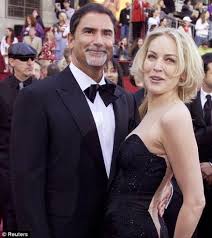 Родилась 10 марта 1958 года в мидвилле, штат пенсильвания, сша. Who Is Phil Bronstein Dating Phil Bronstein Girlfriend Wife