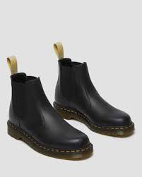 This style features a vegan friendly cherry red upper with the quality accustomed with the brand, elastic gussets, back pull tab, made with goodyear welt, the upper and sole are heat sealed and sewn together. Vegan 2976 Felix Chelsea Boots Dr Martens Official