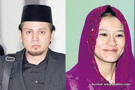 Sebagai seorang istri yang berusaha berbakti kepada suami, aku memberikan gelang itu. Azmi Hatta Bekas Isteri