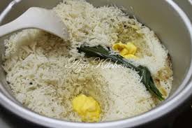 Tumis bawang hiris, halia dan sup bunjut sehingga wangi. Nasi Ayam Cik Su Yang Mudah Dan Sedap Azie Kitchen