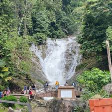 Ada juga terdapat bahagian yang menyediakan jualan minuman panas & makanan layan diri. Lata Iskandar Waterfall Lake