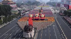 Un vehículo militar chino carga uno de los misiles que se exhibirán durante el desfile. China Celebra 70 Anos De Regimen Comunista