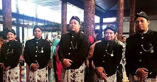 Jika kamu merasa barang couple seperti baju, sweater, sepatu, kalung, atau cincin udah biasa, sebenarnya masih banyak. Klik Koleksi Baju Jawa Klik Koleksi Beskap Jawa Kami Temukan Koleksi Kami Lainnya Di Klik Dihastag Beskap Jawa Kebaya Jawa Kebaya