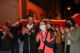 İstiklal marşı'nı kürsüde okutan kızıyla gurur duyduğunu söyleyen ayşe begüm onbaşı'nın annesi seçil bayraktar'ın heyecanı ise gözlerinden okudu. Ayse Begum Onbasi Ya Bir Coskulu Karsilama Da Dogdugu Ilceden