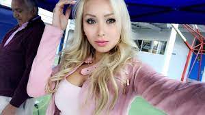 Fue en el colegio leonardo da vinci, de las condes, donde la conejita playboy llegó a cumplir su obligación cívica. El Impactante Look De Daniella Chavez Para Ser Vocal De Mesa Video El Amaule Noticias De Curico Y Talca