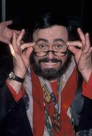Luciano Pavarotti: Impeccable voice, impeccable shirts 🌺