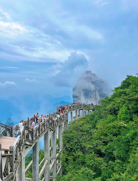 Escalinata empinada hacia una montaña majestuosa