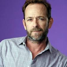 Segundo o site tmz, o ator morreu no st. F5 Celebridades Riverdale Suspende Gravacoes Apos Morte Do Ator Luke Perry 04 03 2019