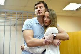 Оппозиционер дмитрий гудков сбежал из россии на украину, бросив жену и маленького ребёнка на родине, и в эфире украинского телеканала объяснил свой поступок сложным. 7 7hpdzmeu1sam