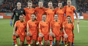 Niet alleen voor al die miljoenen volgers van oranje, maar ook voor. Vrouwenvoetbal Atria