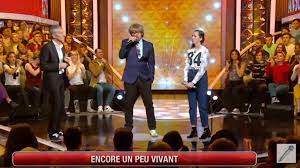 Nagui anime d'une main de maître ce karaoké géant où deux candidats s'affrontent sur des thèmes originaux. N Oubliez Pas Les Paroles Deguise Marc Lavoine Piege Parfaitement Une Candidate Sur France 2 Videos Soirmag