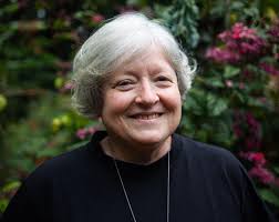 Livro de Karen Debértolis traz memórias poéticas de 30 anos