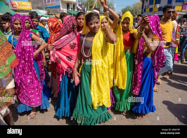 Jhabua / India 8 January 2020 Indian bhil tribal young women dancing on drum ( dhol ) beats during Bhagoria Festivalat Jhabua districts of Madhya Pra Stock Photo - Alamy