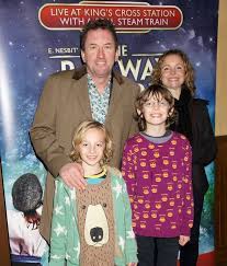 Talking to radio times in 2017, lee said: Lee Mack Says Wife Tara Is So Gorgeous No One Believes They Met Before He Was Famous Mirror Online