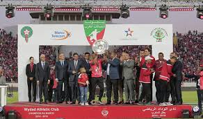 الوداد الرياضي widad athletic club (wac). Arryadia ÙØ±ÙŠÙ‚ Ø§Ù„ÙˆØ¯Ø§Ø¯ Ø§Ù„Ø±ÙŠØ§Ø¶ÙŠ ÙŠØªØ³Ù„Ù… Ø¯Ø±Ø¹ Ù„Ù‚Ø¨Ù‡ Ø§Ù„Ø¹Ø´Ø±ÙŠÙ† Ù„Ù„Ø¨Ø·ÙˆÙ„Ø© Ø®Ù„Ø§Ù„ Ø­ÙÙ„ ÙƒØ¨ÙŠØ± Ø¨Ù…Ø±ÙƒØ¨ Ù…Ø­Ù…Ø¯ Ø§Ù„Ø®Ø§Ù…Ø³