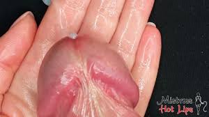 Primo piano del frenulo dellolio che sfrega da Mistress Hot Lips. Orgasmi  rovinati