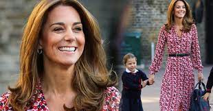 Kate miała na sobie sukienkę od michaela korsa w kwiatowy wzór oraz okulary przeciwsłoneczne givenchy, pippa, siostra kate miała na sobie takie same podczas wimbledonu w 2012 roku. Ksiezna Kate Wcale Nie Jest Najbardziej Interesujaca Kobieta W Szkole George A I Charlotte Kozaczek