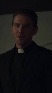 ✨ minggir, father joseph mau lewat ✨ • • • #priest #danstevens #theritual  #alpacino #fatherjoseph