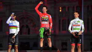 Esta será la décima edición en que la vuelta española entregará la camiseta roja, un mailot que tomó su color de la época dorada del deporte ibérico. La Vuelta A Espana 2019 News Primoz Roglic Celebrates First Grand Tour Triumph In Madrid Eurosport