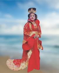 Bagaimanapun, pakaian tradisional itu tidak lah dikira sebagai tradisional sangat. Kostum Tradisional Wanita Cina Merah Emas Untuk Disewa Rentsmart Asia