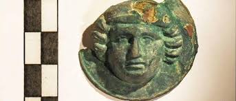 Vilamuseu enriquece su colección de arte romano con un líctor y numerosas  piezas de bronce de la villa de Plans