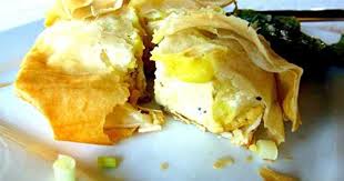 2) coupez vos feuilles de bricks. Brick A L Oeuf De L Ephemere Quotidiennete Des Repas Et Autres Trucs De Magie Et Ses Recettes De Cuisine Similaires Recettesmania