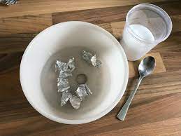 Gibs in eine schüssel mit warmen salzwasser und einer alufolie. Silber Reinigen So Geht S Ganz Einfach Tippscout De Tippscout De
