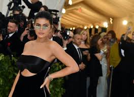 Kylie jenner has appeared in several commercials (many of them are with kendall jenner) such as madden girl, retail company pacsun, sears' crush your style, etc. How Tall Is Kylie Jenner She S Not As Short As You Might Think