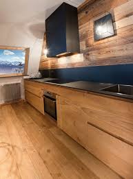 Divani, tavoli, sedie, piatti, lampade. Caracter Architettura D Interni Progettazione Ristrutturazione Arredamento Case Di Montagna Cucine Da Baita Interni Di Case In Montagna Arredamento Chalet