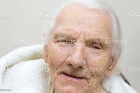 Wajah Seorang Wanita Abuabu Yang Sangat Tua Tanpa Gigi Foto Stok