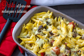 La ricetta classica prevede che siano fritte anche le melanzane, ma noi invece partiremo dalle melanzane cotte a vapore , a cui aggiungeremo del pangrattato, albume invece dell'uovo intero, parmigiano grattugiato, sale, pepe. Pasta Al Forno Con Melanzane E Salsiccia