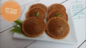 Selain tepung terigu protein tinggi atau rendah, anda juga bisa membuat aneka jajanan dari tepung beras dalam buku kue indonesia dalam tampilan mode (2008) dituliskan bahwa beras dan tepung beras merupakan masak air dengan gula pasir dan gula merah sembari diaduk rata sampai larut. Cara Membuat Kue Cucur Gula Merah Resep Dan Review Asahid Tehyung
