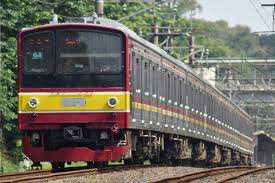横浜線 用の 205系 は、1988年９月から1989年２月までの間に７両編成25本を集中投入し、約半年間で同線の 205系 化が図られました。 さらに1994年には混雑緩和対策として、山手線に続き６扉車が導入され、２両車に組み込まれ８両編成化されました。 å¤‰ãªçµ„æˆ 205ç³»æ¨ªæµœç·šh23 4ç·¨æˆæš«å®š8é€£åŒ– Jabodetabek Commuters News