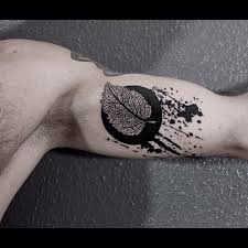 Japanisches Design Fur Tatowierung Am Inneren Oberarm In 2020 Tattoos Manner Coole Tattoos Fur Manner Innenarm Tatowierungen