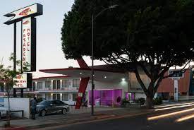 A Funky Modern Hotel Located In Pasadena With Cabinetry By Bauformat Usa Moderninterior Kitchen Modernkitchen European Kitchens Modern Hotel German Kitchen