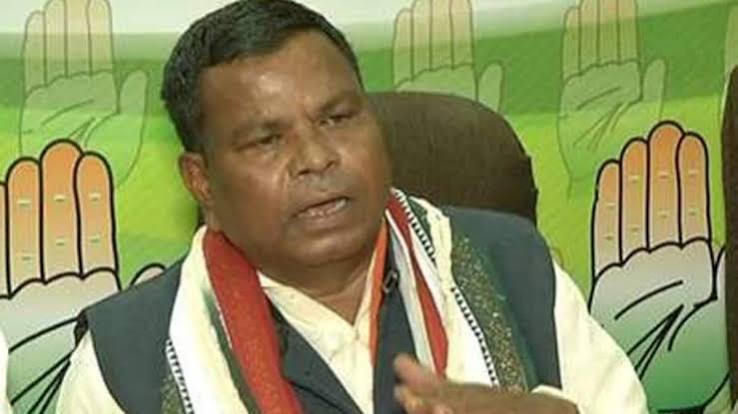 छत्तीसगढ़: शपथ तक नहीं पढ़ पाए ये नए मंत्री, कभी नहीं गए स्कूल -  chhatisgarh minister kawasi lakhma who was not able to read oath tst -  AajTak