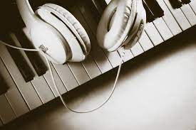 Music is the art of arranging sounds in time to produce a composition through the elements of melody, harmony, rhythm, and timbre. Musik Produzieren Lernen Tipps Fur Anfanger