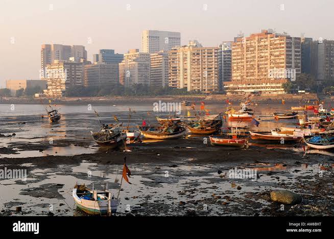 Mumbai fishing boat hi-res stock photography and images - Alamy